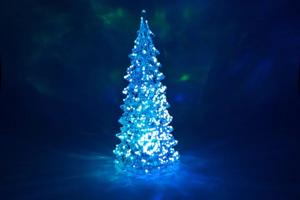 ของเล่นต้นคริสต์มาสที่มีหิมะส่องแสงด้วยเงาที่สวยงาม แสงเหนือพื้นหลังและไฮไลท์ในรูปแบบของดาว — ภาพถ่ายสต็อก