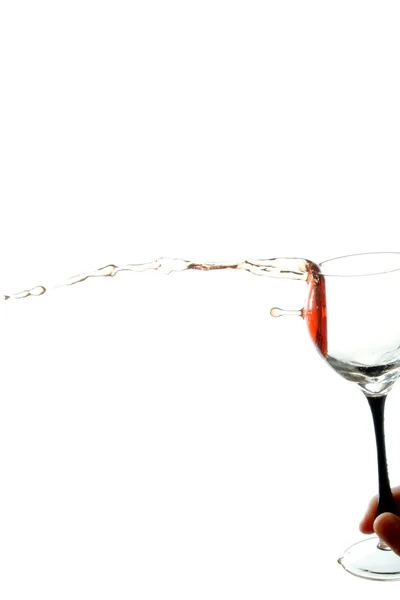 Рука с бокалом вина вино выливается из стакана горизонтальной изолированной на белом фоне — стоковое фото