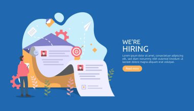 Çevrimiçi eleman alma ya da küçük karakterli iş bulma kavramı. Bir özgeçmiş süreci seçin. Ajans görüşmesi. Web iniş sayfası, afiş, sunum, sosyal medya şablonu. Vektör illüstrasyonu.