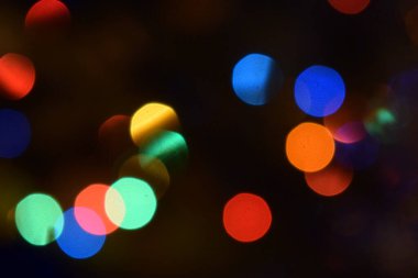 Bokeh etkisi olan bir arka plan. Ağaçtaki Noel ışıkları, bulanık