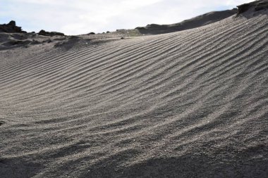 Yaz dönemi. Deniz kenarındaki kumda ayak izleri.