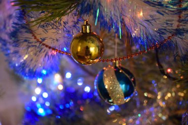 Işıklar, çelenkler, Noel ağacındaki oyuncaklar. Noel ayini.