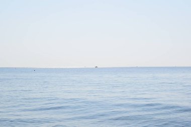 Deniz kıyısı geçmişi. Siyah kum, taşlar ve deniz dalgaları