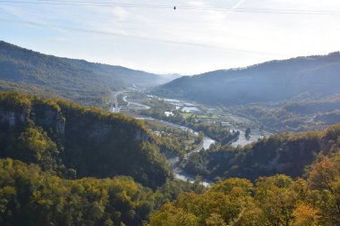 Yaz dağı manzarası. Nehrin karşısındaki vadide.
