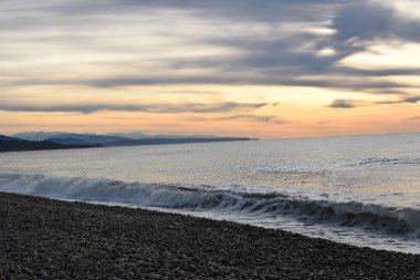 Deniz kıyısı geçmişi. Siyah kum, taşlar ve deniz dalgaları