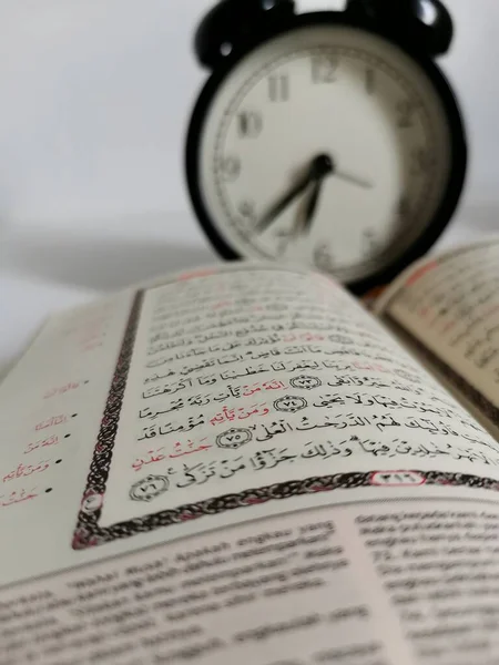 Ιερό Κοράνι Αραβική Καλλιγραφία Και Ώρα — Φωτογραφία Αρχείου