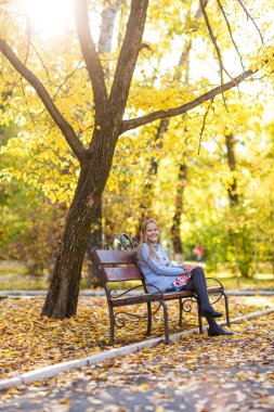 sonbahar parkta bankta oturan kız