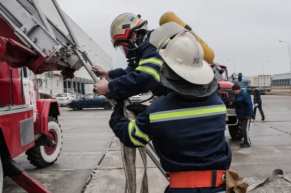 Firefighters put out a conditional fire — Stock Photo, Image