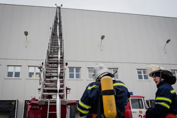 Firefighters put out a conditional fire — Stock Photo, Image