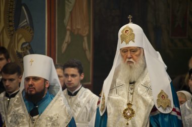 St. Michael'ın altın kubbeli manastırda dua