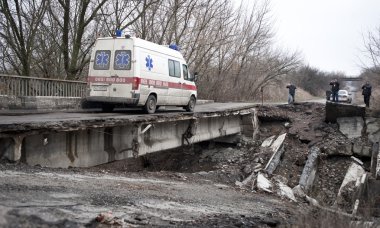 Dövüşten sonra bozuk köprüyü geçtikten ambulans