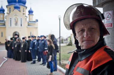 İtfaiye eri ve rahipler