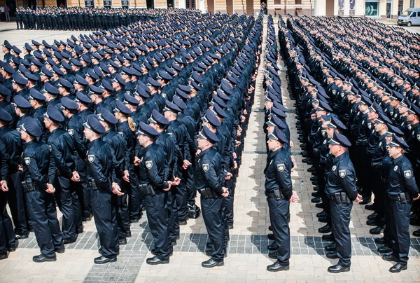 Нові нарядами міліції прийняв присягу — стокове фото