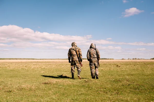 Deux chasseurs vont sur le beau champ — Photo