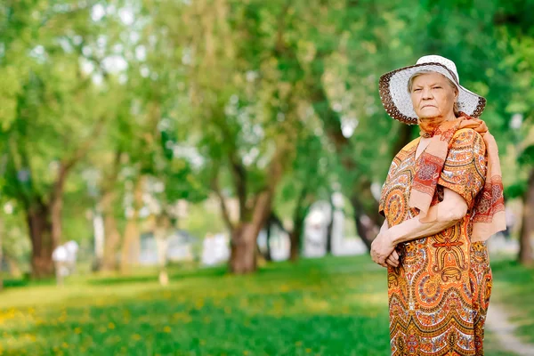 La femme âgée marche sur le parc — Photo