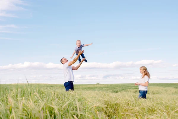 Padres juegan con el hijo al aire libre — Foto de Stock