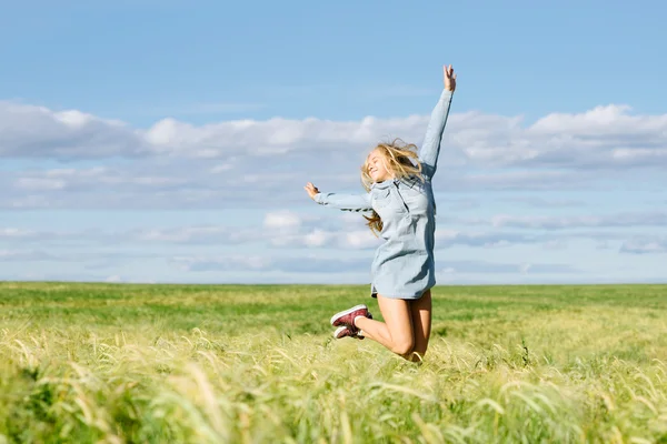 Das glückliche Mädchen springt vor Freude — Stockfoto