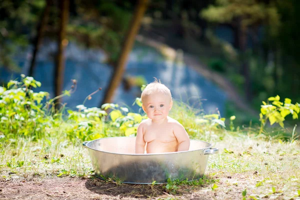 La niña se baña en un lavabo —  Fotos de Stock