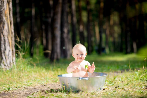 La petite fille se baigne dans un bassin — Photo