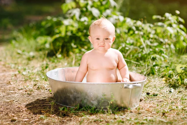 La fille se repose dans le parc — Photo