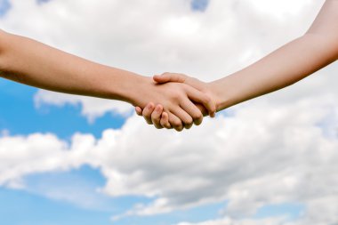 İki kişi salladı birbirlerine eller