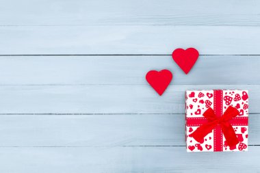 Hediye ya da sürpriz doğum günü, yeni yıl, yılbaşı ya da düğün üzerinde