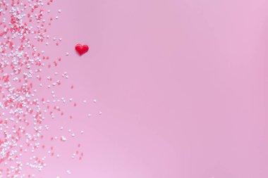 Pembe arka planda küçük kırmızı, pembe ve beyaz kalpler. Sevgililer Günün kutlu olsun, Anneler Günü, 8 Mart, Dünya Kadınlar Günü tatil kartı konsepti.