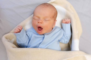 Yeni doğmuş bebek hayatının ilk günlerinde uyur. Yeni doğmuş şirin çocuk huzur içinde uyuyor. Yaşam tarzı konsepti, gerçek hayat..