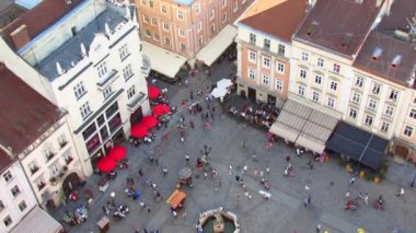 Bir sokakta yürürken yayalar