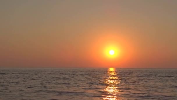 Vacker solnedgång vid stranden — Stockvideo