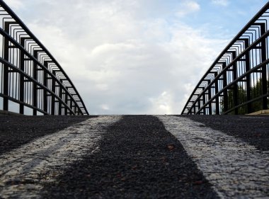 Uzağa uzanan uzun bir yol.