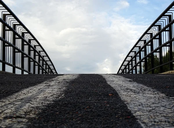 Uzağa uzanan uzun bir yol.