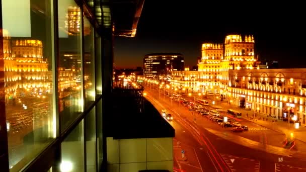 TimeLapse tráfico. Tarde en la noche, después del anochecer. Minsk. Cámara Pan en movimiento — Vídeos de Stock