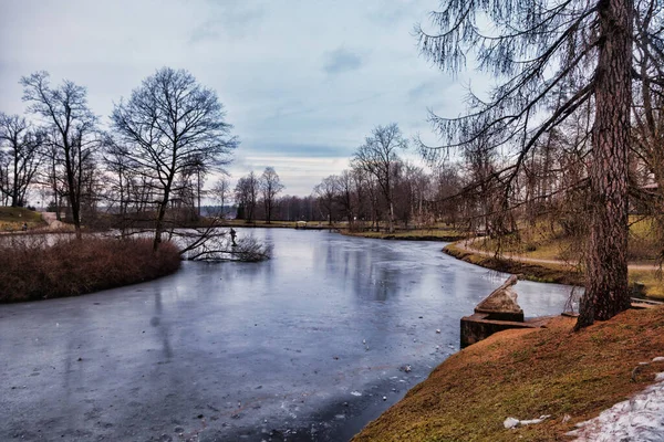 Şatonun yakınındaki kış nehri