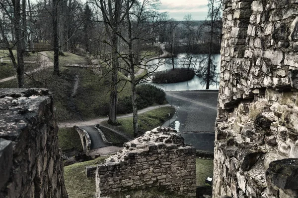 Kale duvarının yanındaki nehir.