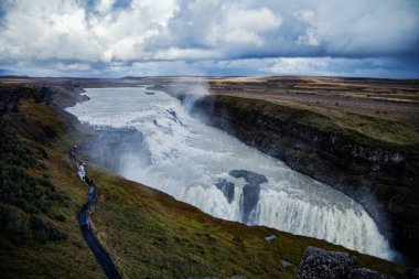Vadide büyük bir şelale var.