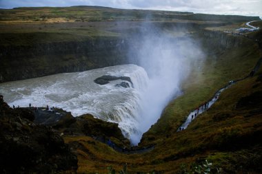 Vadide büyük bir şelale var.