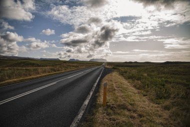 Araba İzlanda 'da yolda.