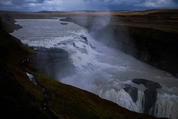 Vadide büyük bir şelale var.