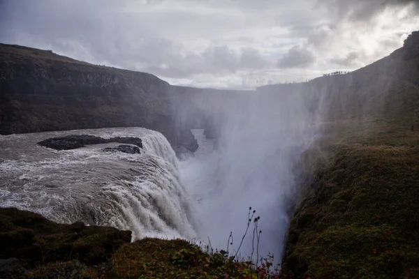 Vadide büyük bir şelale var.