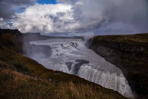 Grande Cascade Dans Vallée Beaucoup Eau — Photo