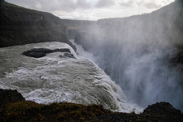 Vadide büyük bir şelale var.