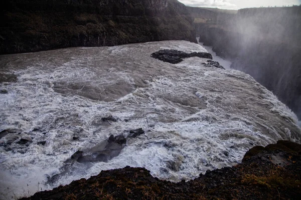 Vadide büyük bir şelale var.