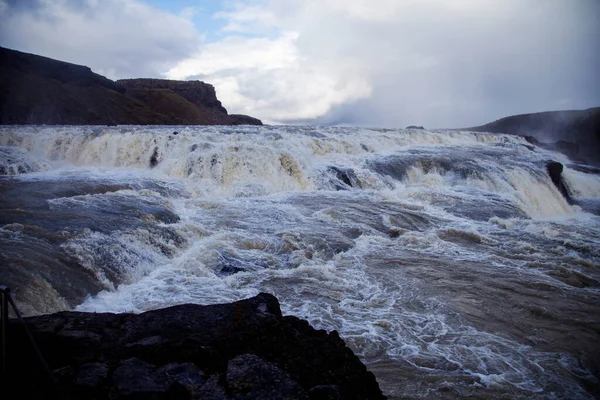 Büyük bir şelalesi olan bir vadi. Bir sürü su.