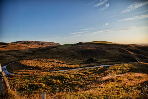 Gün batımında yeşil çimlerle tarla