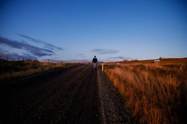 Gün batımında bir adam yürüyor