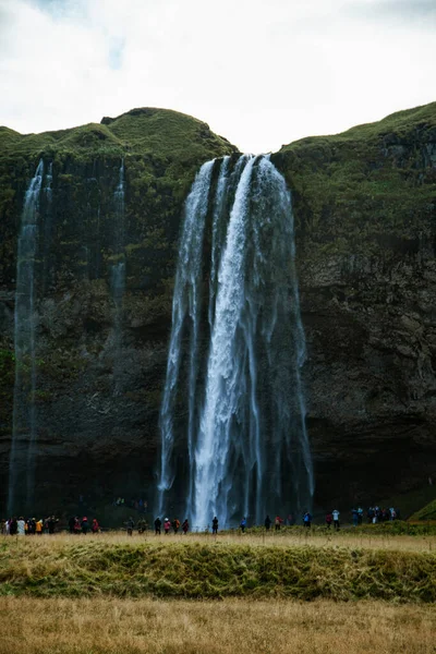 Valle Con Campo Cascada Con Arco Iris Hierba —  Fotos de Stock