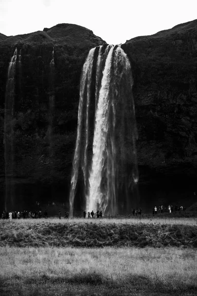 Çimen gökkuşaklı şelaleli vadi