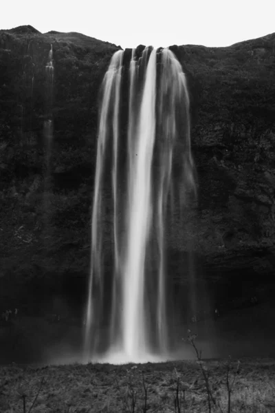 Vale Com Campo Cachoeira Com Grama Arco Íris — Fotografia de Stock