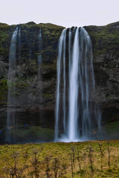 Çimen gökkuşaklı şelaleli vadi